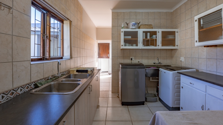 4 Bedroom Property for Sale in Struisbaai Western Cape